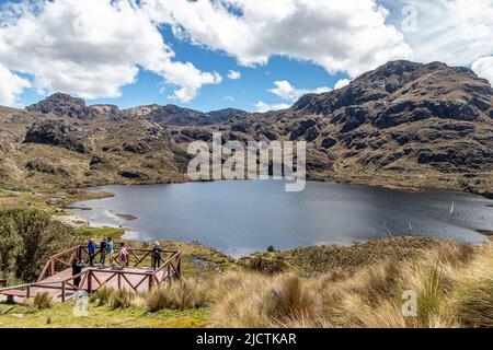 Touristen auf der Aussichtsplattform am Toreadora-See im Nationalpark von cayas. Sonniger Tag. Südamerika, Ecuador, Azuay Provinz in der Nähe von Cuenca Stockfoto