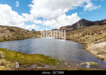 Bergsee im Nationalpark von cayas an sonnigen Tagen, Erholungsgebiet von Toreadora. Südamerika, Ecuador, Azuay Provinz in der Nähe von Cuenca Stockfoto