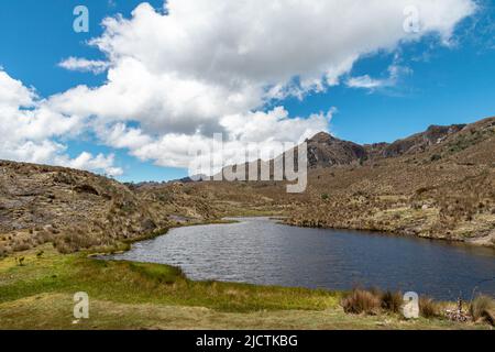 Bergsee im Nationalpark von cayas an sonnigen Tagen, Erholungsgebiet von Toreadora. Südamerika, Ecuador, Azuay Provinz in der Nähe von Cuenca Stockfoto