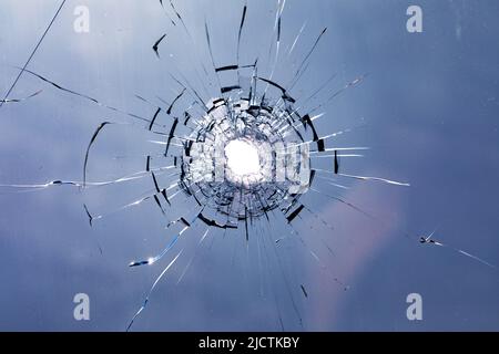 Einschussloch im Felsen. Kaputtes Fenster, Risse. Stockfoto