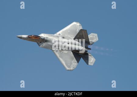 Lockheed Martin F-22 Raptor mit Registrierung 07-4131 oder AF07-131, gezeigt als er am 24. März 2018 über Lancaster, California, USA flog. Stockfoto