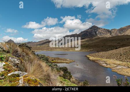 Bergsee im Nationalpark von cayas an sonnigen Tagen, Erholungsgebiet von Toreadora. Südamerika, Ecuador, Azuay Provinz in der Nähe von Cuenca Stockfoto