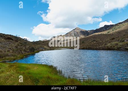 Der Bergsee im Nationalpark von cayas an sonnigen Tagen, Erholungsgebiet von Toreadora. Südamerika, Ecuador, Azuay Provinz in der Nähe von Cuenca Stockfoto