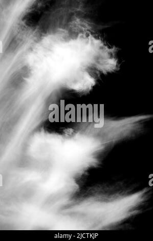 Cirrus uncinus Wolken im blauen Himmel. Stockfoto