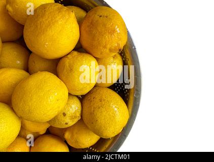 Zitrone in Schüssel. Frische und gewaschene Zitronen isoliert auf weißem Hintergrund. Kopieren Sie Platz für Text. Stockfoto