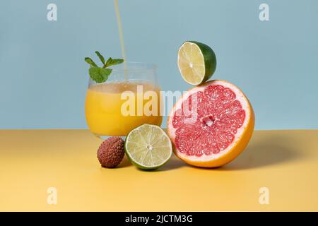 Immun stärkende Inhaltsstoffe, Früchte für die Versorgung des Organismus mit Antioxidantien. Gesunde Ernährung, frische Lebensmittel, ausgleichender Orangensaft, Grapefruit, Limette Stockfoto