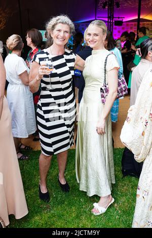 NUR FÜR REDAKTIONELLE VERWENDUNG die Vorsitzende der Richterinnen Mary Ann Sieghart (links) und die Richterin Pandora Sykes (rechts) bei der Gewinnerzeremonie des Frauenpreises für Belletristik 2022 in Bedford Square Gardens, London. Bilddatum: Mittwoch, 15. Juni 2022. Stockfoto