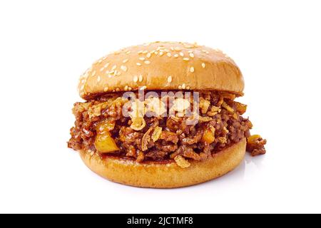 Schlampiges joe-Sandwich mit Hackfleisch auf weißem Hintergrund Stockfoto