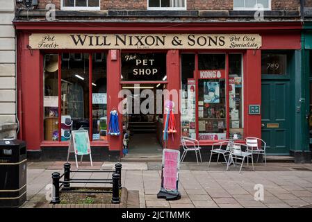 Will Nixon & Sons Tierhandlung in Bank Street, Carlisle, Cumbria, England, Großbritannien. Stockfoto