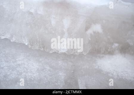 Die Eismassen, der Haufen der Eisfragmente auf der Ostsee, die Verdichtung der Eisdecke Stockfoto