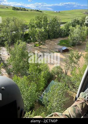 Süd-Montana, USA. 15.. Juni 2022. Auf einem Foto, das von der Nationalgarde von Montana zur Verfügung gestellt wurde, zeigt er, wie Mitglieder der Garde bei der Suche und Rettung helfen. Ein Dutzend Menschen wurden seit Montag in Sicherheit gehisst, sagte die Nationalgarde von Montana am Dienstag. Der Gouverneur von Montana erklärte als Reaktion auf schwere, zerstörerische Überschwemmungen im südlichen Montana und im Yellowstone-Nationalpark eine landesweite Katastrophe. (Bild: © Montana National Guard/ZUMA Press Wire Service) Stockfoto