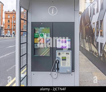 In Dublin City werden neue digitale Telefonboxen/Kiosk von Eir installiert. Bekannt als Digitales Standbild mit Touchscreens und Informationen. Stockfoto