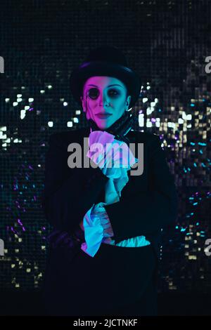 Schwanger Mädchen in das Bild eines fetten Mannes mit farbigen Lichtern Stockfoto