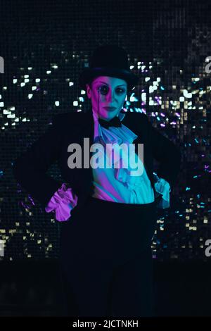 Schwanger Mädchen in das Bild eines fetten Mannes mit farbigen Lichtern Stockfoto