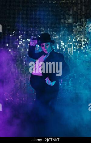 Schwanger Mädchen in das Bild eines fetten Mannes mit farbigen Lichtern Stockfoto