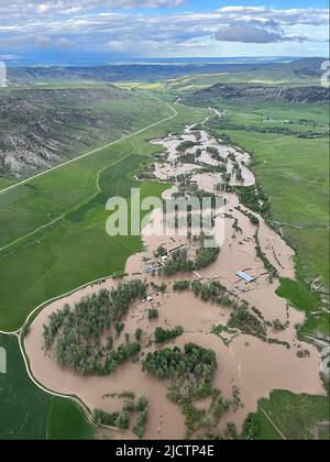 Süd-Montana, USA. 15.. Juni 2022. Auf einem Foto der Nationalgarde von Montana zeigt die Überschwemmung. Tage von Starkregen und Schneeschmelze verursachten dramatische Überschwemmungen im südlichen Zentrum von Montana. Der Gouverneur von Montana erklärte als Reaktion auf schwere, zerstörerische Überschwemmungen im südlichen Montana und im Yellowstone-Nationalpark eine landesweite Katastrophe. (Bild: © /ZUMA Press Wire Service) Stockfoto