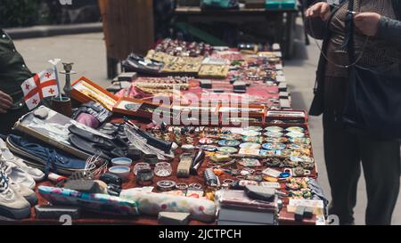 Theke von alten Vintage-Sachen und georgischen Souvenirs, Flohmarkt, Tiflis, Georgien. Hochwertige Fotos Stockfoto