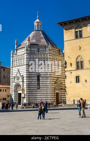 Pistoia, Italien, 18. April 2022: Blick auf das Baptistery von Pistoia Stockfoto