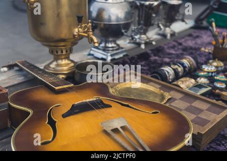 Antiquitäten und alte Retro-Dinge auf dem lokalen Straßenmarkt, Tiflis, Georgien. Hochwertige Fotos Stockfoto