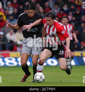 SOUTHAMPTON V LIVERPOOL 14-03-04 DAVID PRUTTON FORDERT MILAN BAROS PIC MIKE WALKER, 2004 Stockfoto