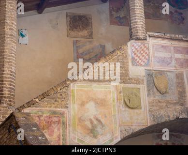 Detail der alten mittelalterlichen Kathedrale von San Gimignano, Italien Stockfoto
