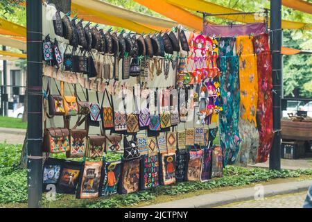 Open-Air-Ausstellung von Hüten, Taschen und andere Dinge mit georgischen Ornamenten, Tiflis, Georgien. Hochwertige Fotos Stockfoto