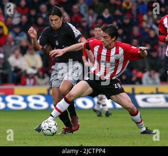 SOUTHAMPTON V LIVERPOOL 14-03-04 DAVID PRUUTON GEHT GEGEN MILAN BAROS PIC MIKE WALKER, 2004 Stockfoto