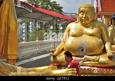 Buddhistisches Beten an der Buddha-Statue im Wat Phra Yai Tempel (Big Buddha Hill) - Pattaya, Thailand Stockfoto