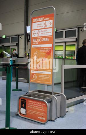 EasyJet Check-in-Gepäckgrößenkontrolle am Abflugsteig des Flughafens Lissabon. Stockfoto