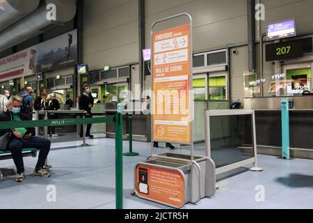 EasyJet Check-in-Gepäckgrößenkontrolle am Abflugsteig des Flughafens Lissabon. Stockfoto