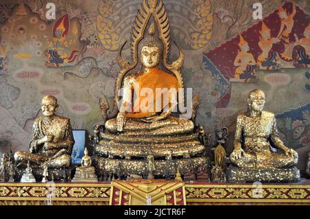 Vergoldete Buddha-Statuen im thailändischen Tempel. Stockfoto