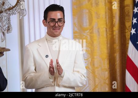 Washington, Vereinigte Staaten. 15.. Juni 2022. Der Aktivist Javier Gomez applaudiert während eines Empfangs zur Feier des Pride Month im Weißen Haus in Washington, DC, am 15. Juni 2022. Quelle: Chris Kleponis/CNP/dpa/Alamy Live News Stockfoto