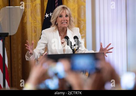 Washington, Vereinigte Staaten. 15.. Juni 2022. First Lady Dr. Jill Biden spricht während eines Empfangs zur Feier des Pride Month im Weißen Haus in Washington, DC, am 15. Juni 2022. Quelle: Chris Kleponis/CNP/dpa/Alamy Live News Stockfoto