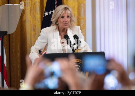 Washington, Vereinigte Staaten. 15.. Juni 2022. First Lady Dr. Jill Biden spricht während eines Empfangs zur Feier des Pride Month im Weißen Haus in Washington, DC, am 15. Juni 2022. Quelle: Chris Kleponis/CNP/dpa/Alamy Live News Stockfoto