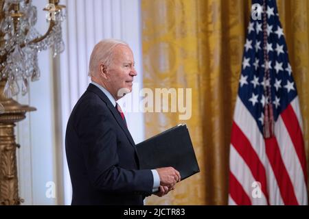 Washington, Vereinigte Staaten. 15.. Juni 2022. Der Präsident der Vereinigten Staaten, Joe Biden, verlässt einen Empfang zur Feier des Pride Month im Weißen Haus in Washington, DC, am 15. Juni 2022. Quelle: Chris Kleponis/CNP/dpa/Alamy Live News Stockfoto