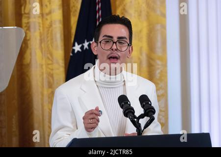 Washington, Vereinigte Staaten. 15.. Juni 2022. Der Aktivist Javier Gomez spricht während eines Empfangs zur Feier des Pride Month im Weißen Haus in Washington, DC, am 15. Juni 2022. Quelle: Chris Kleponis/CNP/dpa/Alamy Live News Stockfoto