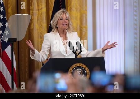 Washington, Vereinigte Staaten. 15.. Juni 2022. First Lady Dr. Jill Biden spricht während eines Empfangs zur Feier des Pride Month im Weißen Haus in Washington, DC, am 15. Juni 2022. Quelle: Chris Kleponis/CNP/dpa/Alamy Live News Stockfoto