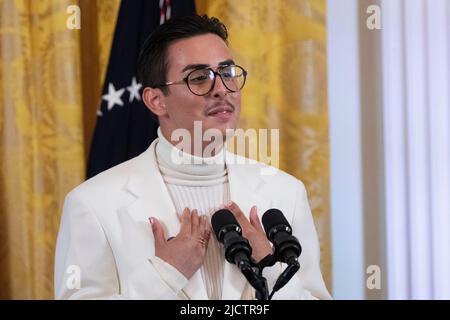 Washington, Vereinigte Staaten. 15.. Juni 2022. Der Aktivist Javier Gomez spricht während eines Empfangs zur Feier des Pride Month im Weißen Haus in Washington, DC, am 15. Juni 2022. Quelle: Chris Kleponis/CNP/dpa/Alamy Live News Stockfoto