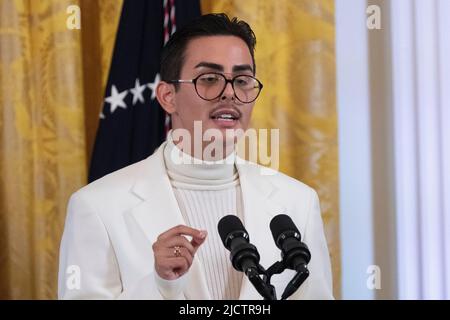 Washington, Vereinigte Staaten. 15.. Juni 2022. Der Aktivist Javier Gomez spricht während eines Empfangs zur Feier des Pride Month im Weißen Haus in Washington, DC, am 15. Juni 2022. Quelle: Chris Kleponis/CNP/dpa/Alamy Live News Stockfoto