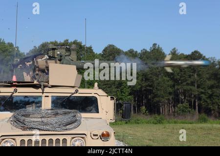 US-Marineinfanteristen trainieren für Panzerabwehrkrieg und starten eine ABSCHLEPPRAKETE, die auf einem Humvee auf dem Marine Corps Base Camp Lejeune, NC, montiert ist. Stockfoto