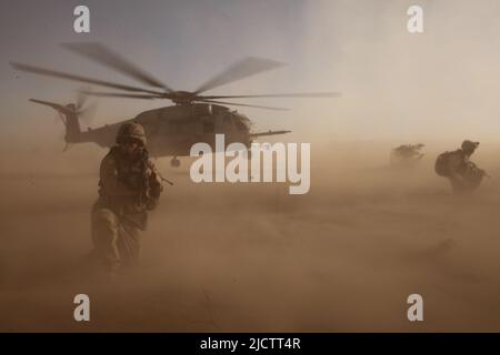 US-Marineinfanteristen auf Patrouille in Kajaki, Provinz Helmond, Afghanistan. Stockfoto