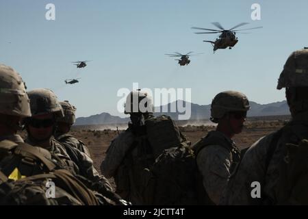 US-Marineinfanteristen auf Patrouille in Kajaki, Provinz Helmond, Afghanistan. Stockfoto