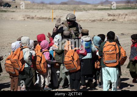 Afghanische Kinder, fotografiert vom Fotografen des Marine Corps in Kajaki, Provinz Helmond, Afghanistan. Stockfoto