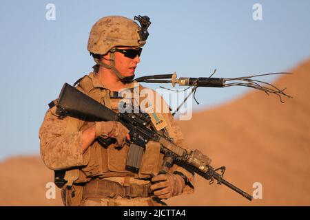 U.S. Marine Corps Lance CPL. Jeremy Szulborski mit Police Advisory Team 2, 1. Bataillon, 8. Marine Regiment, Regimental Combat Team 6, patrouilliert in K Stockfoto
