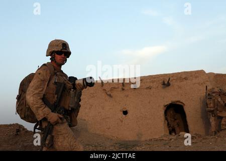 U.S. Marine Corps CPL. Andrew J. Good, Kampfkameramann, mit 1. Bataillons, 8. Marine Regiment (1/8), Regimental Combat Team 6, dokumentiert 1/8 Patr Stockfoto