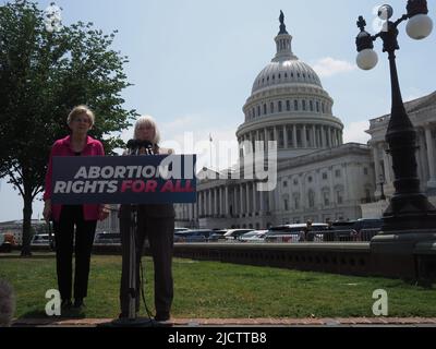 15. Juni 2022, Washington, District of Columbia, USA: Die Senatoren Patty Murray und Elizabeth Warren fordern Präsident Biden auf, seine Exekutivbefugnisse zu nutzen, um Abtreibungsrechte mit einem nationalen Plan zur Verteidigung der AmericanÃs-grundlegenden Reproduktionsrechte zu schützen. Der Oberste Gerichtshof muss noch über Dobbs gegen Jackson Health Organization entscheiden. Ein durchgesickert Entwurf deutet darauf hin, dass die Entscheidung zum Umstürzen von Roe v. Wade führen wird, dem Urteil aus dem Jahr 1973, das ein verfassungsmäßiges Recht auf Abtreibung begründete. (Bild: © Sue Dorfman/ZUMA Press Wire) Stockfoto