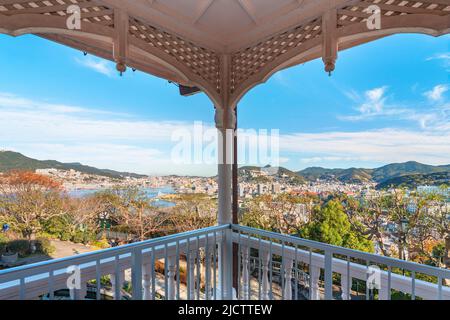 nagasaki, kyushu - 13 2021. dezember: Balustrade des Außenkorridors mit einer gerändelt Veranda Torbogen in der britischen georgischen Holzresidenz b Stockfoto