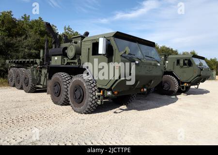 US-Marineinfanteristen mit 1. Bataillons, 8. Marine Regiment, 2. Marine Division, inszenieren ihre Fahrzeuge auf der Vorwärtsoperationsbasis (F.O.B.) Bluebird für ihre Stockfoto