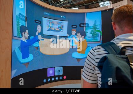 Paris, Frankreich, Viva Technology Trade Show, Meta Company (Facebook), Virtual Meeting on Display, Metaverse, Videokonferenzen der Zukunft heißen Horizon Workrooms, Screen, Viva Tech, Shopping in der Zukunft Stockfoto