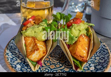 Tacos mit frittierten Halloumi werden in einem Restaurant in Norrkoping Schweden serviert Stockfoto